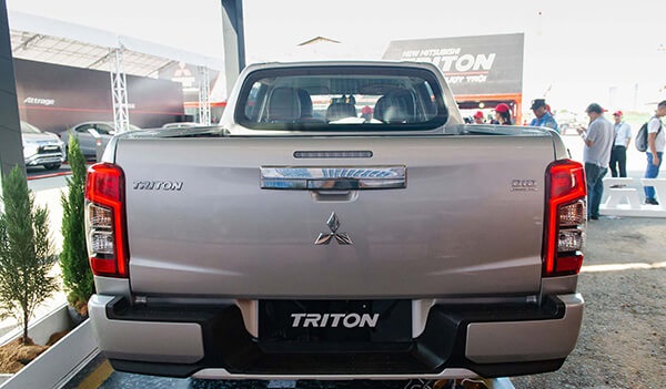 xe bán tải mitsubishi triton 2020 đuôi xe thiết kể lại